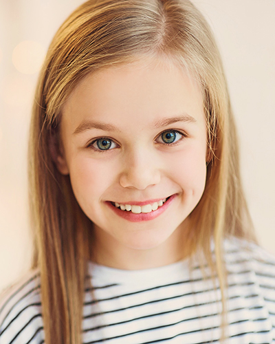 Kind beim Fotoshooting im Freien